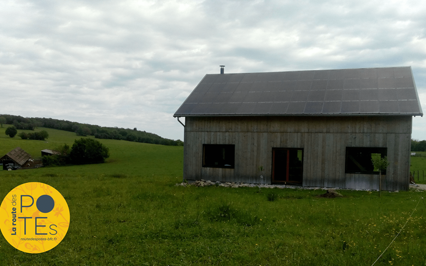 Eine Bürger-Photovoltaikanlage auf einem vorbildlichen Gebäude, das eine handwerkliche Tätigkeit beherbergt