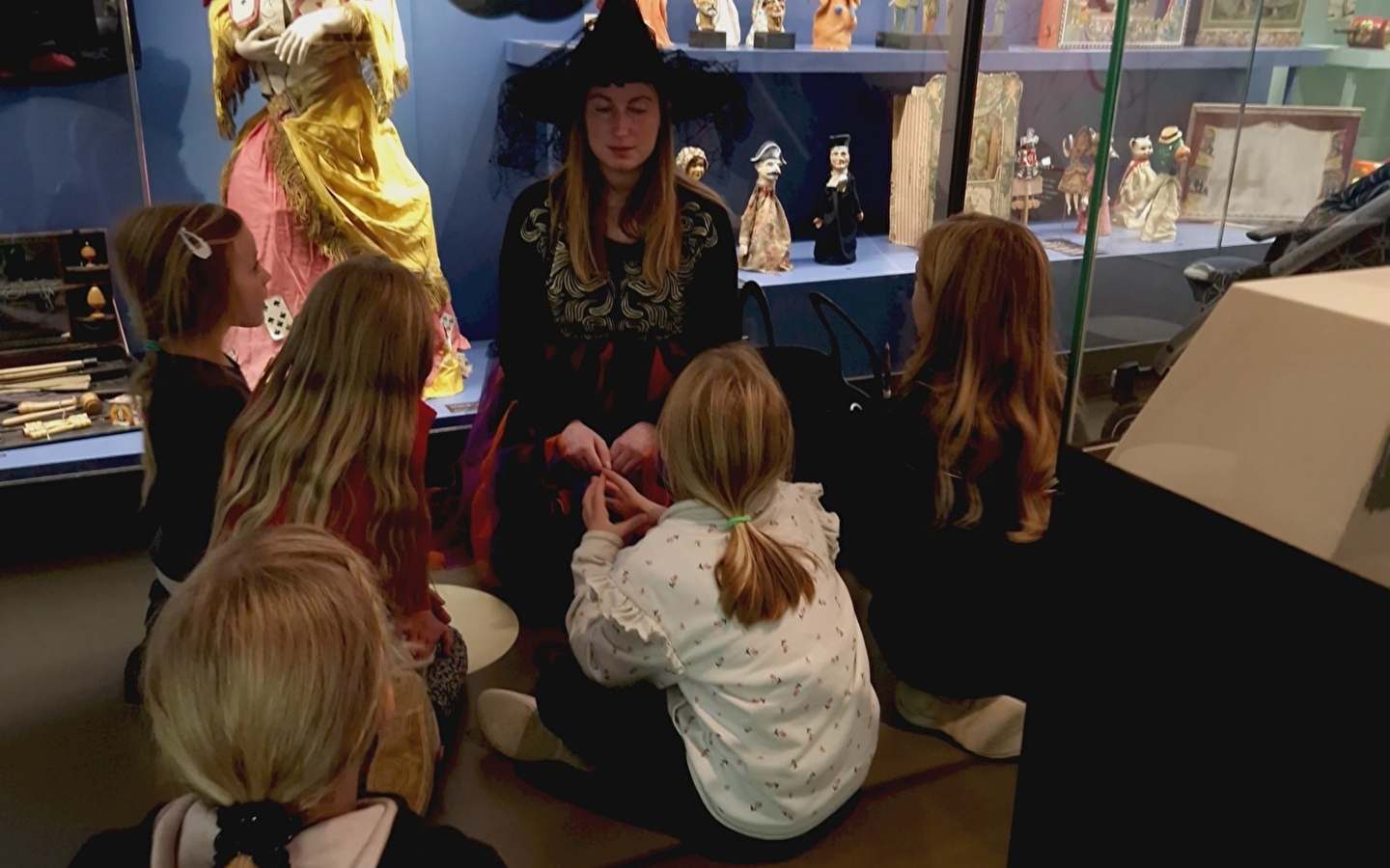 Besuch des Workshops 'Halloween-Überraschungsboxen'.