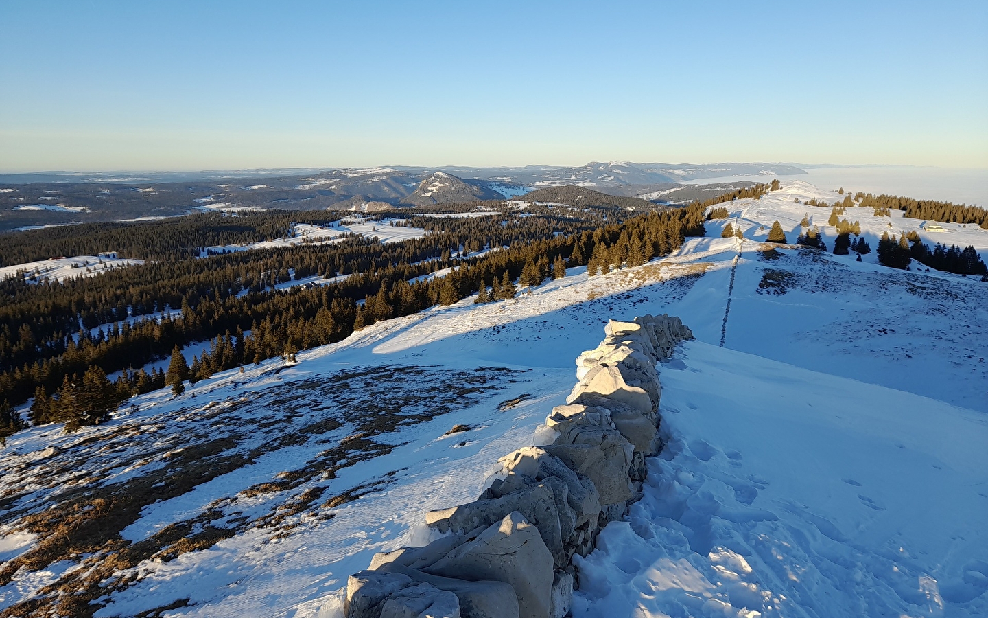 Schneeschuhwandern in den Weiten des Schweizer Jura