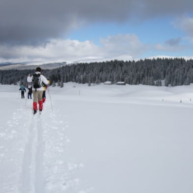 Die Berge des Jura mit nordischem Skilauf