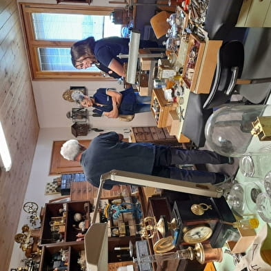 Besuch einer Werkstatt für alte Uhrmacherei