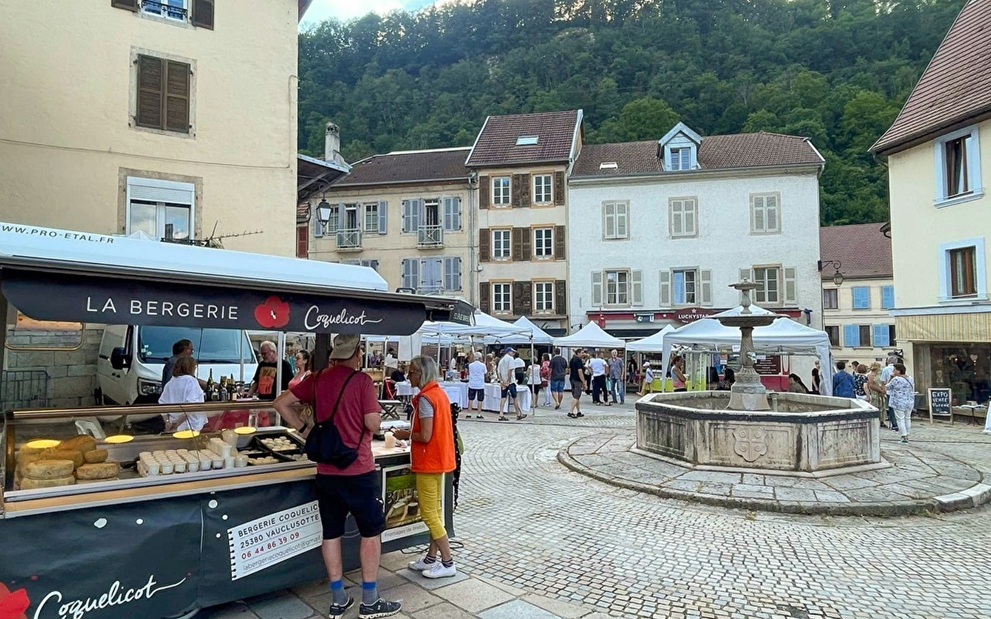 Kunsthandwerkermarkt & Regionale Produkte