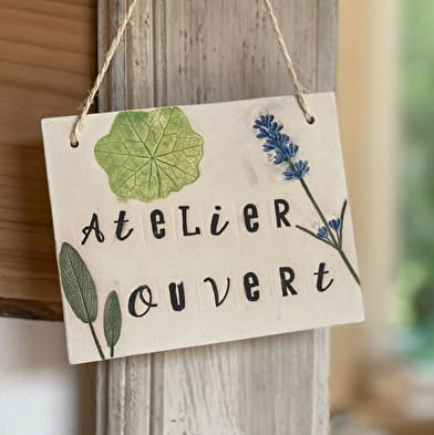 Poterie les mains et la terre