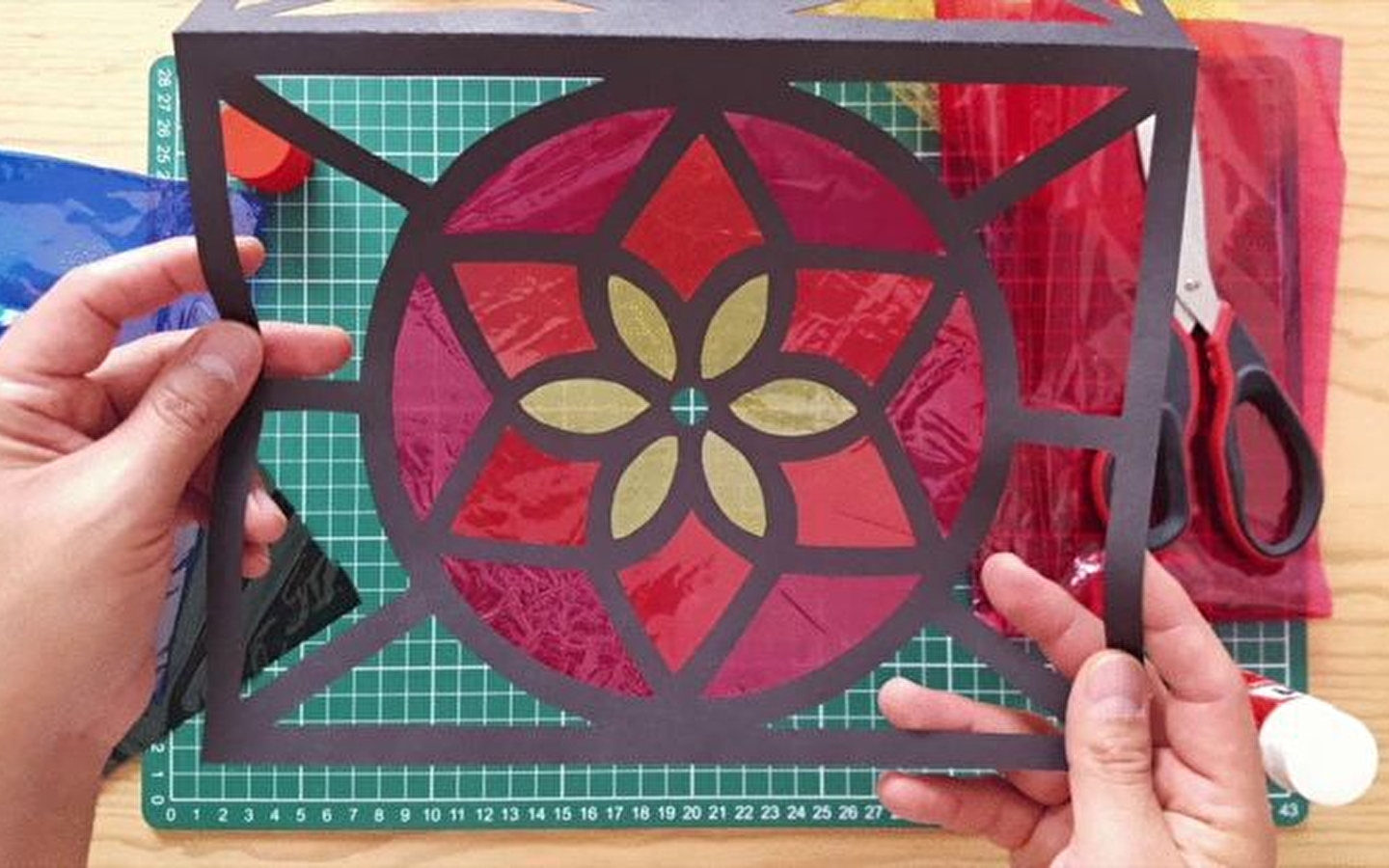 Museum der Abtei - Workshop 'Glasmalerei aus Papier'.