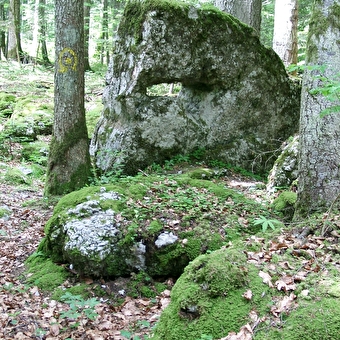 La Pierre Percée (Der durchbohrte Stein) - MORBIER