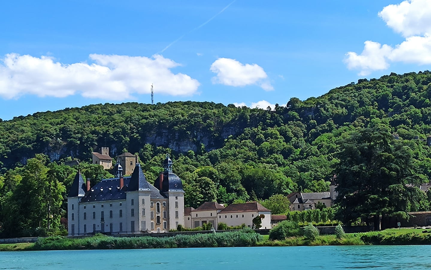 Point de vue : château de Vertrieu sur la Viarhôna