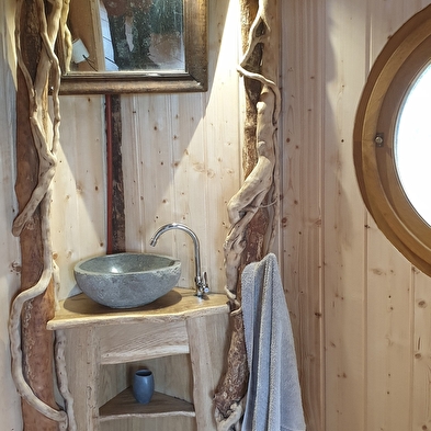 Cabane perchée dans les arbres 'la Lazine'