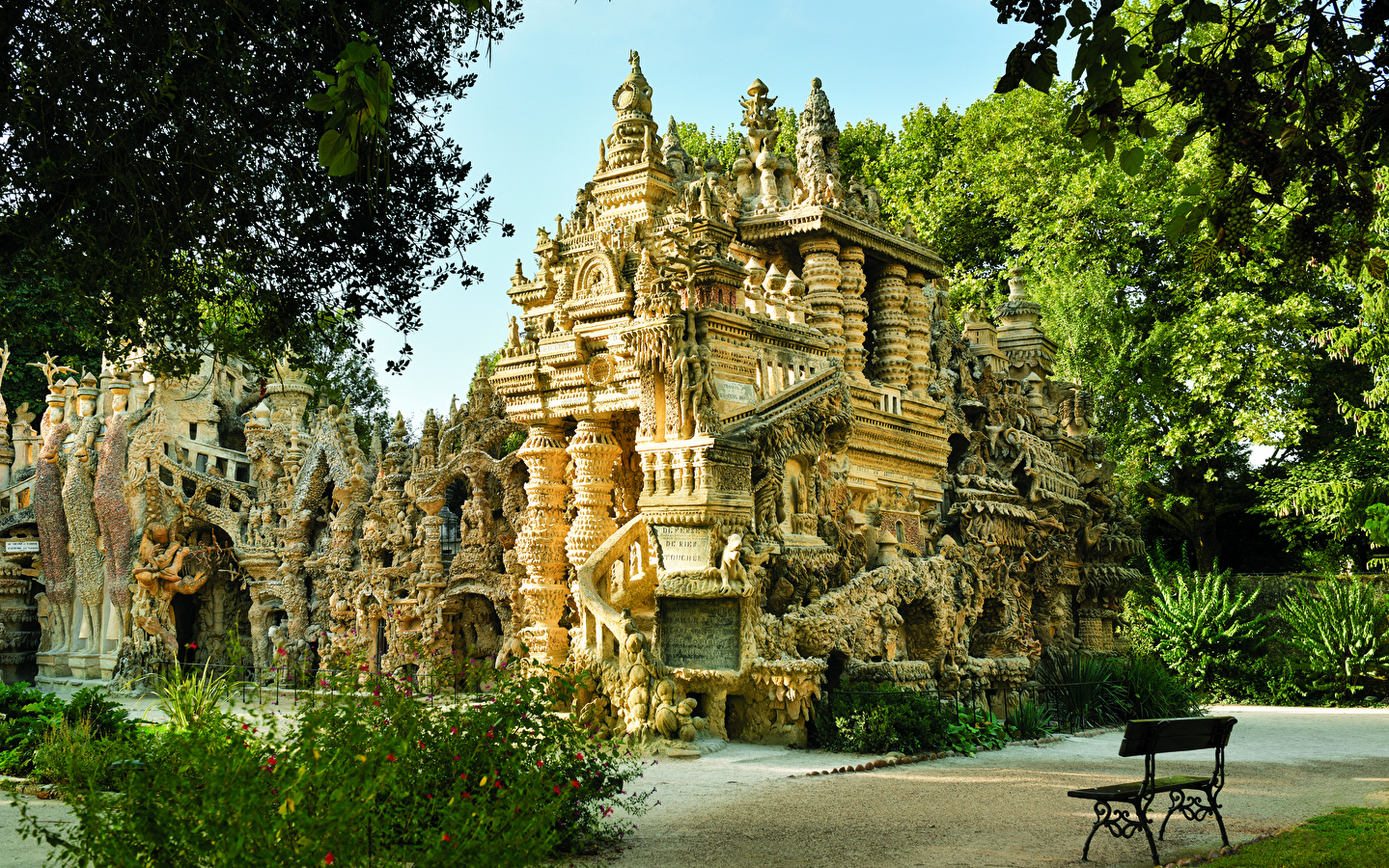 Exkursion Hauterives: Idealer Palast des Facteur Cheval und Priorat von Charrières