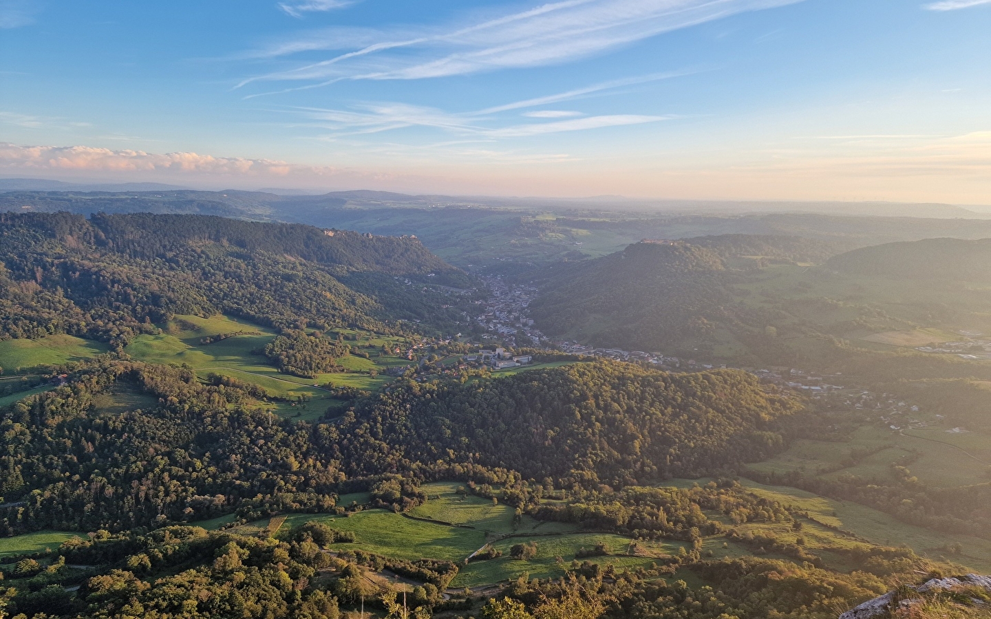 DAS HERZ DES JURA IN DREI GESCHMÄCKERN: WEIN, SALZ UND COMTÉ