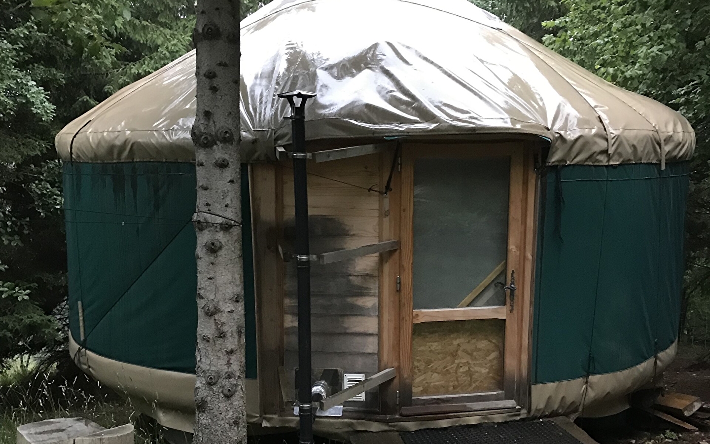Aire de camping et yourtes - La Ferme au Chapeau Vert