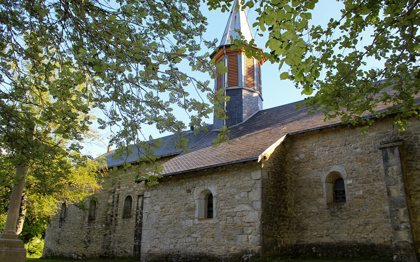 Eglise Saint-Antoine et son Sully