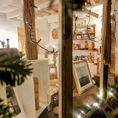 Die Ausstellung am Kamin