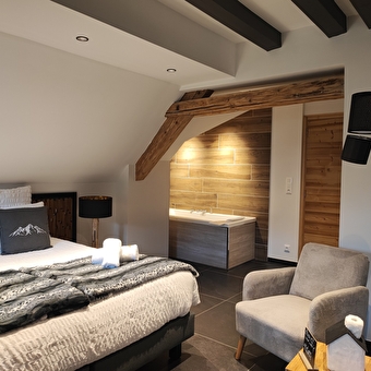 Géraniums et Neige Fraiche - Suite Bellevue de Haut Standing - Baignoire balnéothérapie massante privatif - METABIEF