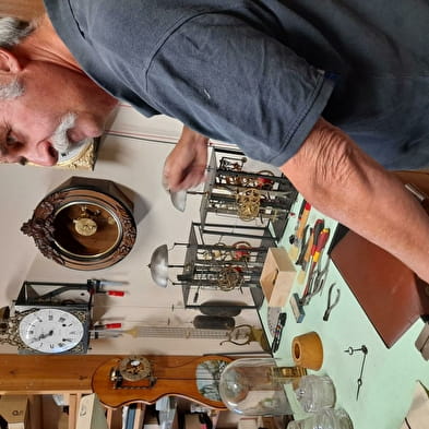 Besuch einer Werkstatt für alte Uhrmacherei