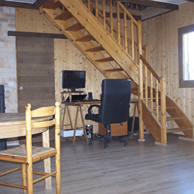 Maison en bois avec salle de cinéma à la campagne