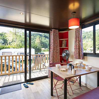 Roulottes en bois au Camping Huttopia Divonne