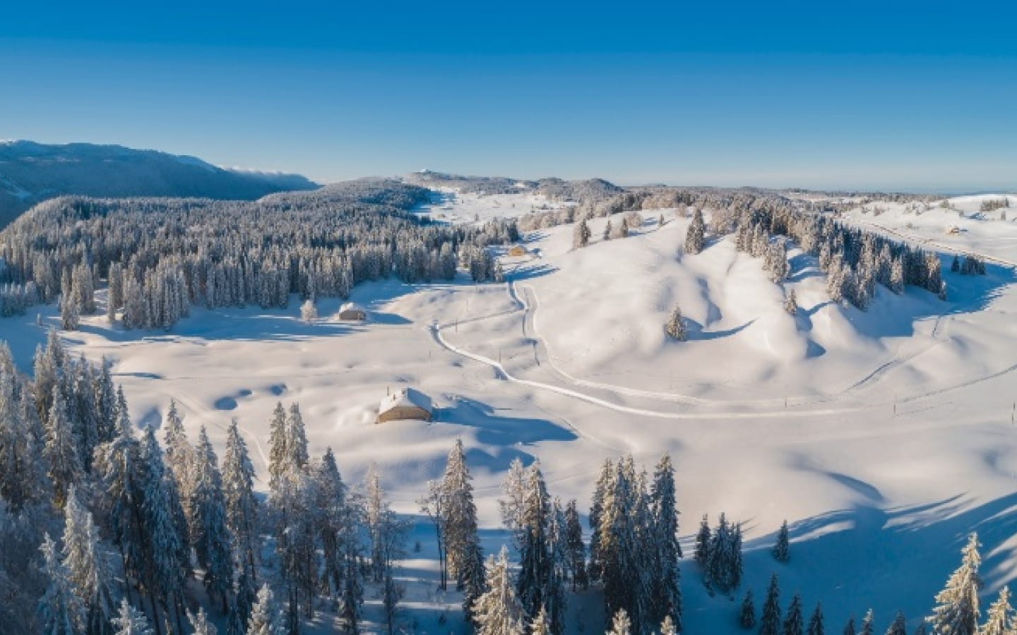 Die Berge des Jura mit nordischem Skilauf