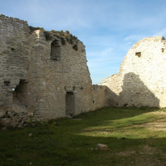 Pic et vestiges du château d'Oliferne - VESCLES