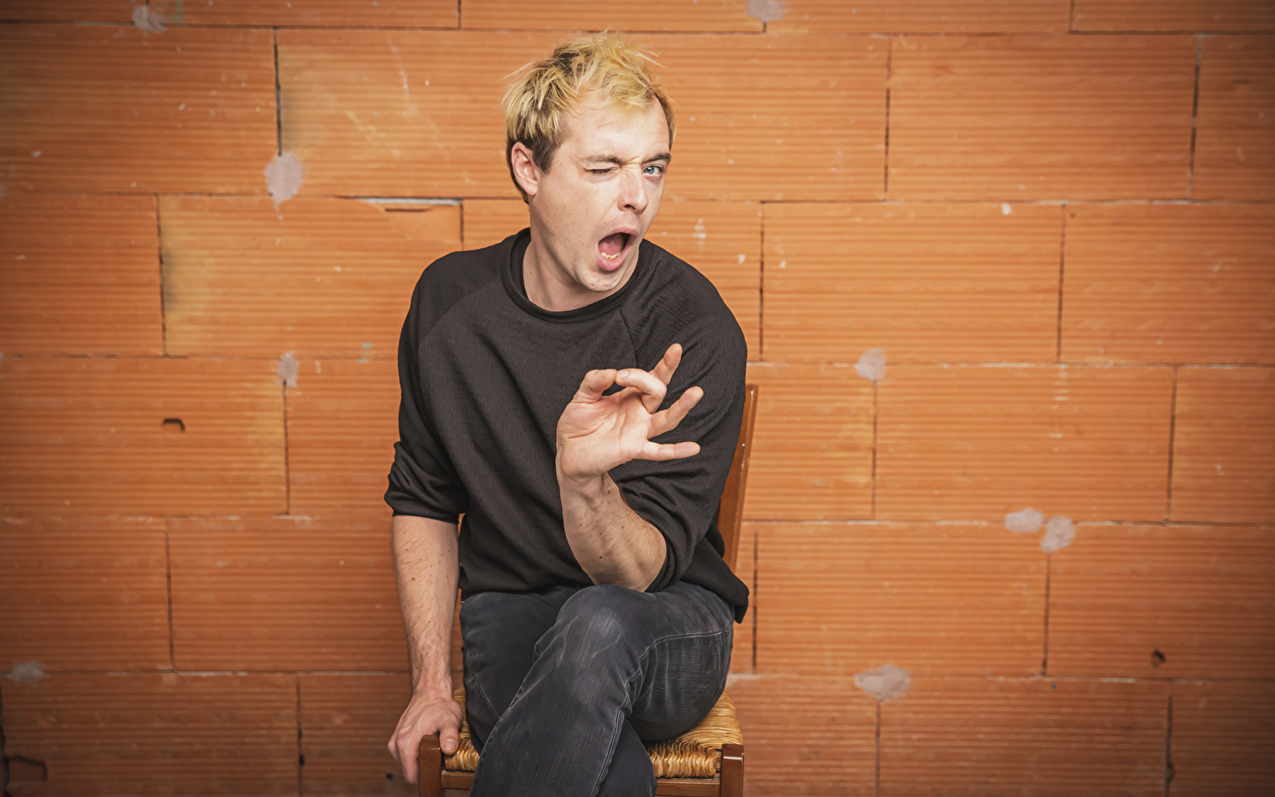 Schauspiel - Die Familie kommt beim Essen 