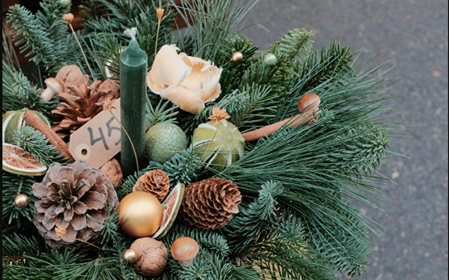 Festliches Blumenarrangement